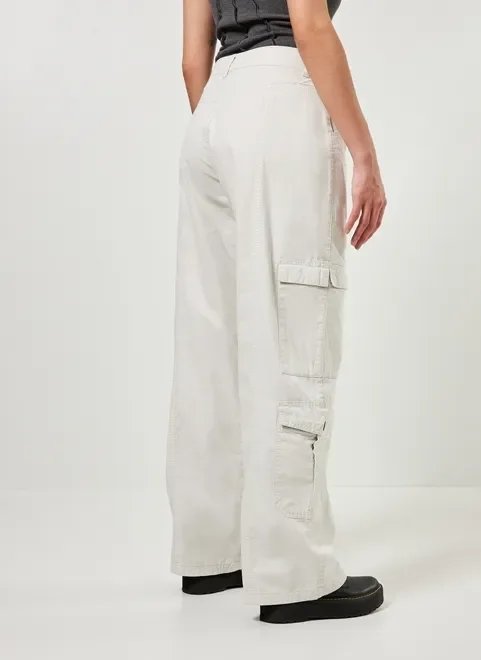 calça wide leg em sarja clara cargo calça wide leg em sarja clara cargo