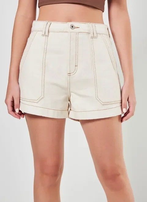 short mom em sarja off-white costuras short mom em sarja off-white costuras