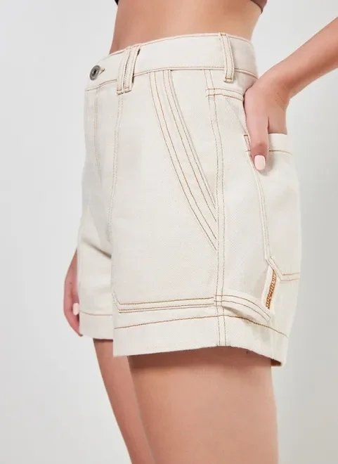 short mom em sarja off-white costuras short mom em sarja off-white costuras