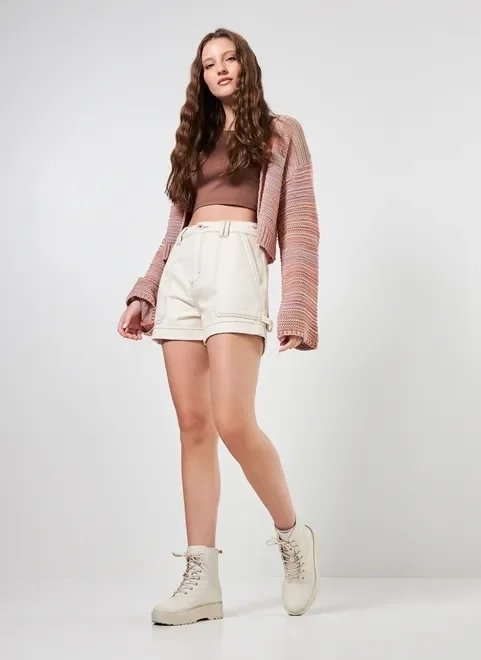 short mom em sarja off-white costuras short mom em sarja off-white costuras