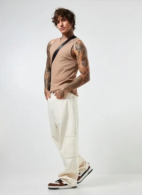calça cargo reta em sarja off-white calça cargo reta em sarja off-white