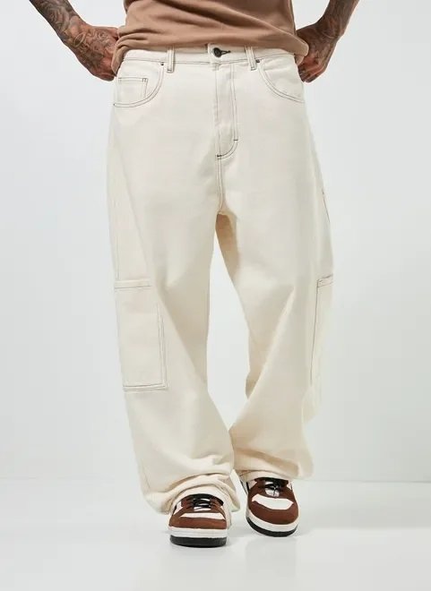 calça cargo reta em sarja off-white calça cargo reta em sarja off-white