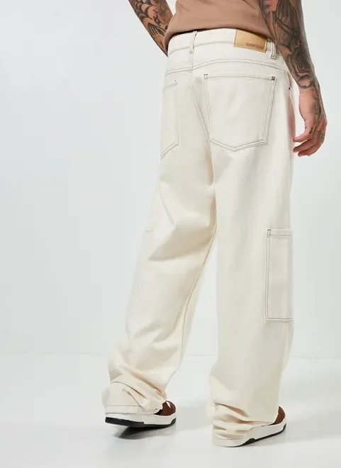 calça cargo reta em sarja off-white calça cargo reta em sarja off-white