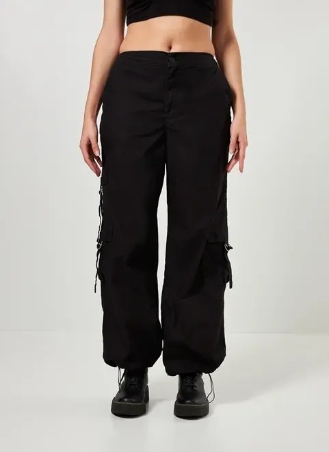 calça parachute cargo em sarja preta calça parachute cargo em sarja preta