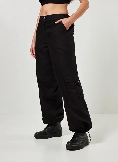 calça parachute cargo em sarja preta calça parachute cargo em sarja preta