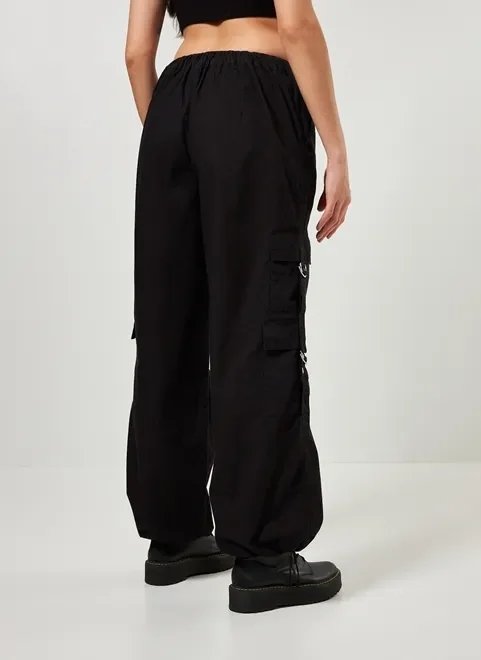 calça parachute cargo em sarja preta calça parachute cargo em sarja preta