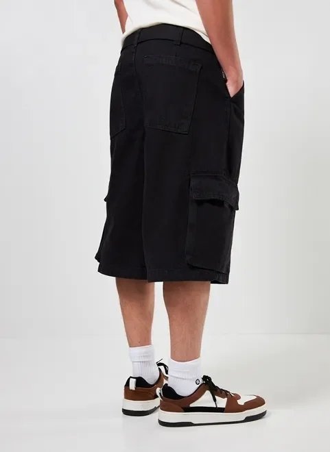 bermudão em sarja preta cargo bermudão em sarja preta cargo