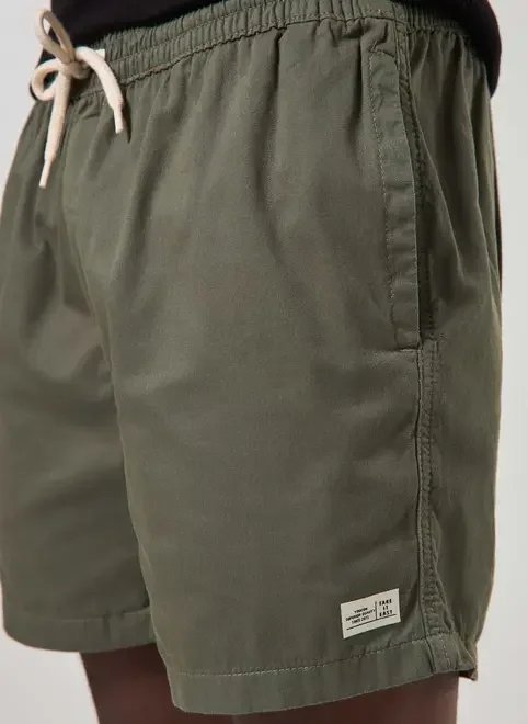 bermuda short em sarja verde militar bermuda short em sarja verde militar