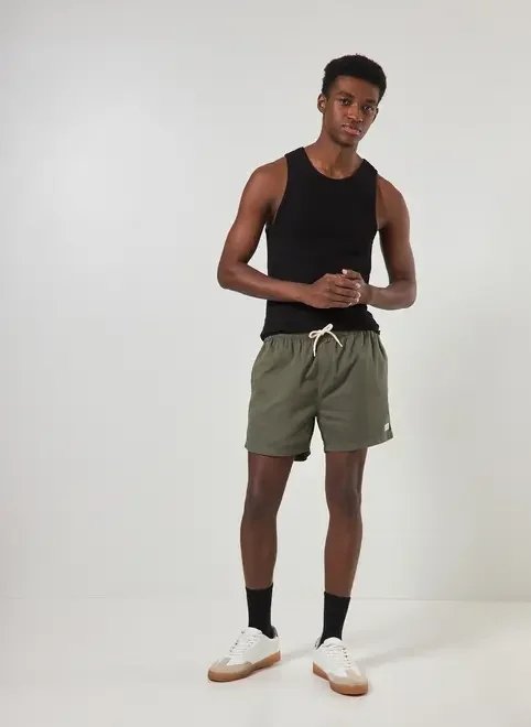 bermuda short em sarja verde militar bermuda short em sarja verde militar