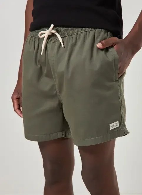 bermuda short em sarja verde militar bermuda short em sarja verde militar