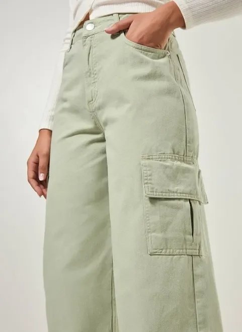 calça wide leg cargo sarja verde seco calça wide leg cargo sarja verde seco