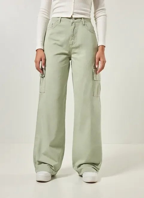 calça wide leg cargo sarja verde seco calça wide leg cargo sarja verde seco