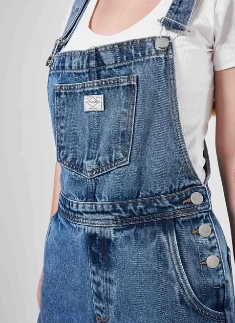 macacão jeans curto macacão jeans curto