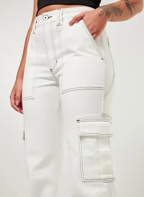 calça cargo off-white costuras contrastantes calça cargo off-white costuras contrastantes
