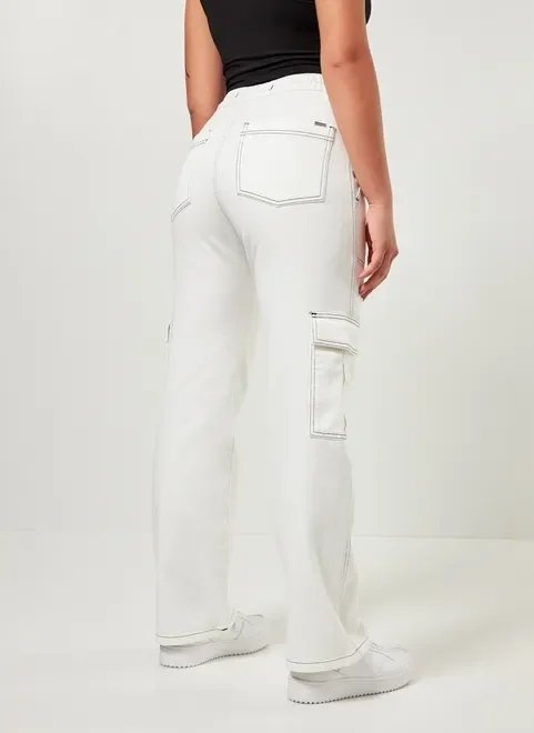 calça cargo off-white costuras contrastantes calça cargo off-white costuras contrastantes