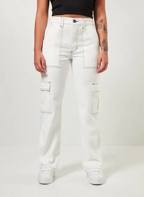 calça cargo off-white costuras contrastantes calça cargo off-white costuras contrastantes