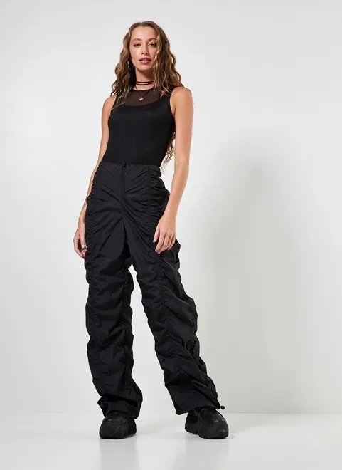calça parachute preta franzida calça parachute preta franzida