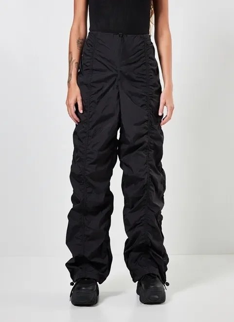 calça parachute preta franzida calça parachute preta franzida