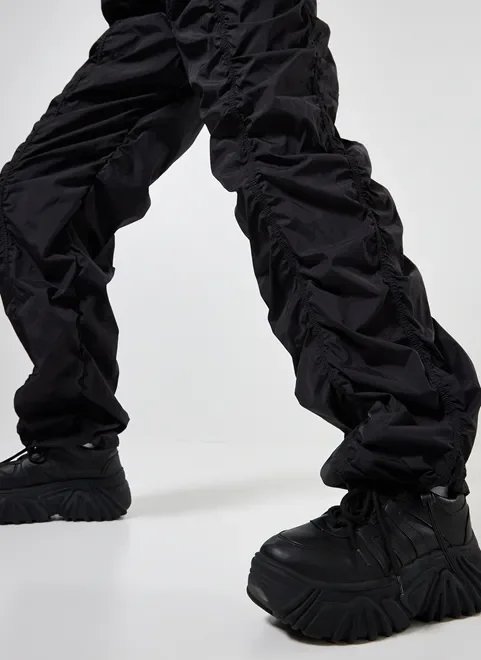 calça parachute preta franzida calça parachute preta franzida