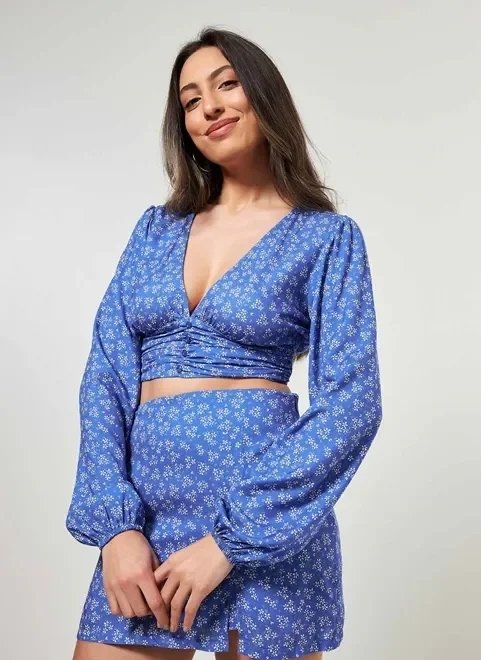 cropped manga bufante azul com florzinhas cropped manga bufante azul com florzinhas