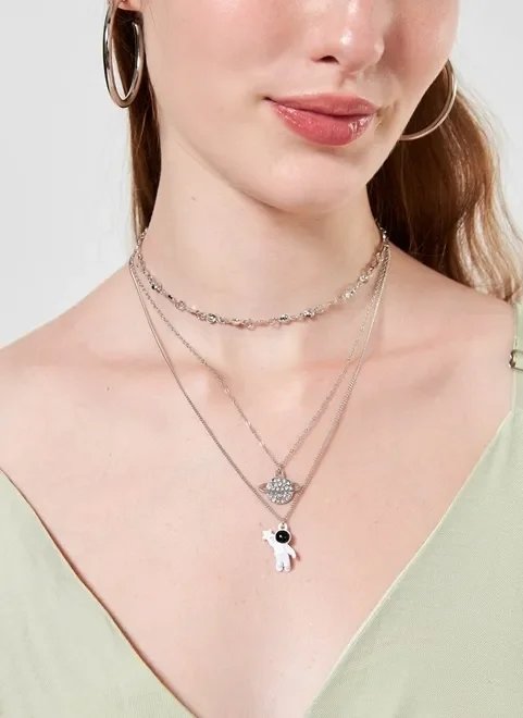 colares astronauta e saturno com strass colares astronauta e saturno com strass