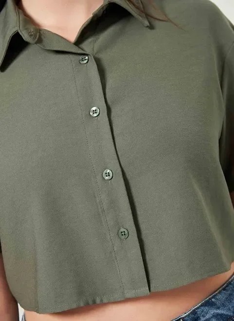 camisa cropped manga curta verde militar camisa cropped manga curta verde militar