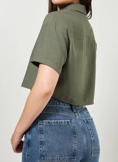 camisa cropped manga curta verde militar camisa cropped manga curta verde militar