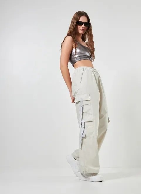 calça parachute cargo em sarja clara calça parachute cargo em sarja clara