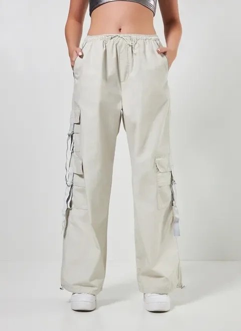 calça parachute cargo em sarja clara calça parachute cargo em sarja clara