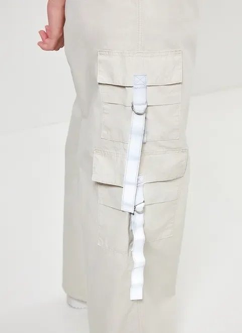 calça parachute cargo em sarja clara calça parachute cargo em sarja clara