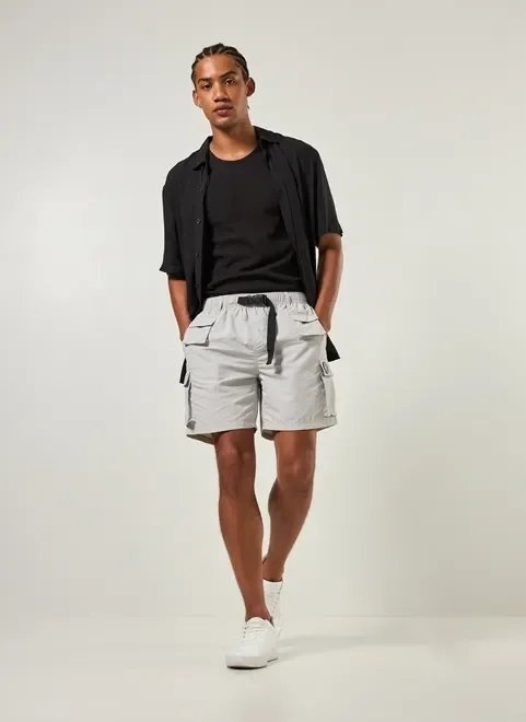bermuda cargo em tecido cinza bermuda cargo em tecido cinza