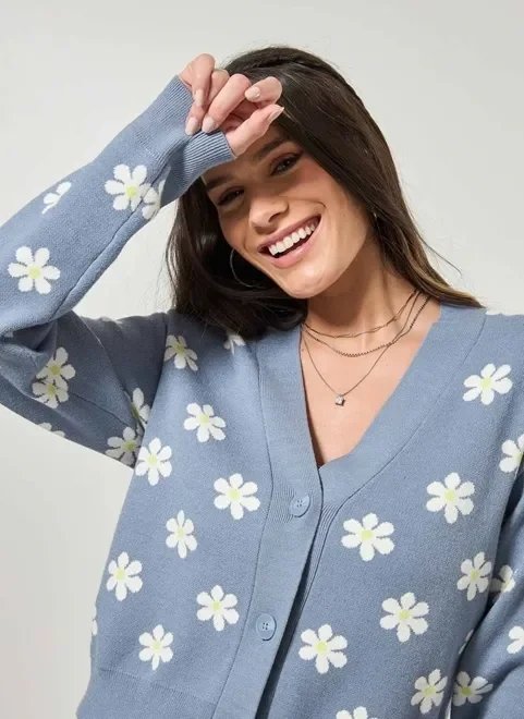 cardigan tricô jacquard azul com margaridas cardigan tricô jacquard azul com margaridas