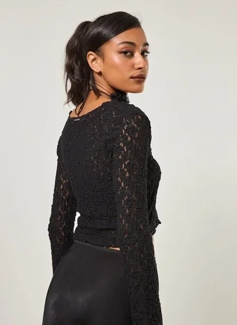 cropped manga longa em renda cropped manga longa em renda