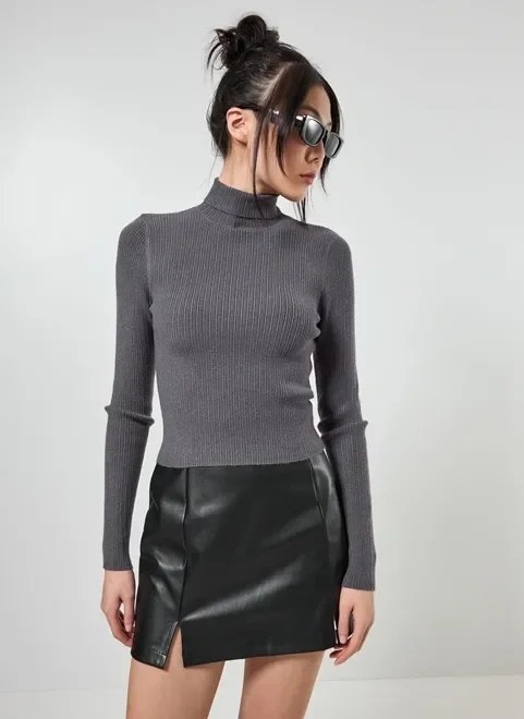 blusa de tricô com gola alta blusa de tricô com gola alta