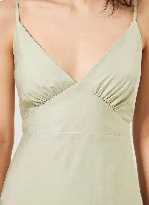 vestido verde seco com fenda vestido verde seco com fenda