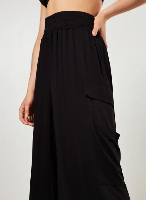 calça cargo em tecido preto calça cargo em tecido preto