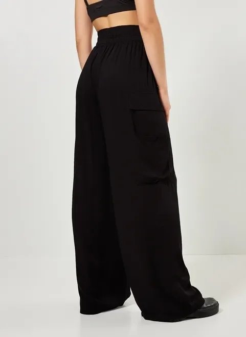 calça cargo em tecido preto calça cargo em tecido preto