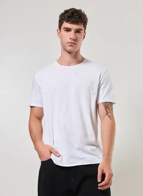 camiseta básica em malha leve camiseta básica em malha leve