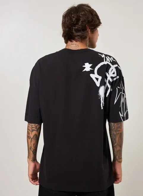 camiseta oversized com grafite no ombro camiseta oversized com grafite no ombro
