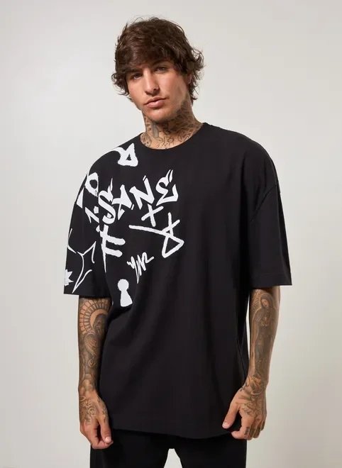 camiseta oversized com grafite no ombro camiseta oversized com grafite no ombro