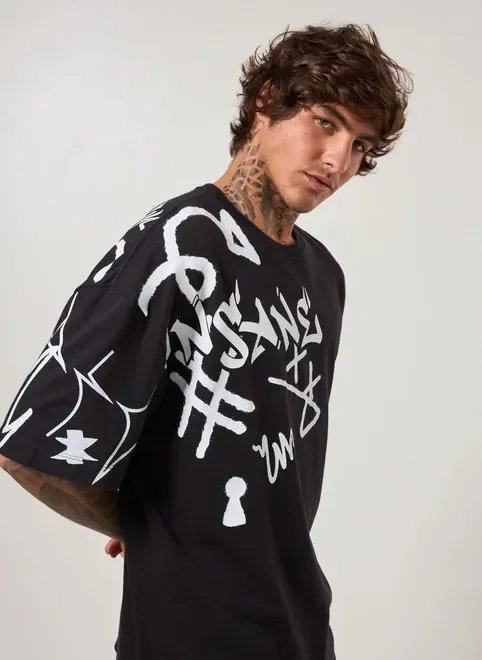 camiseta oversized com grafite no ombro camiseta oversized com grafite no ombro