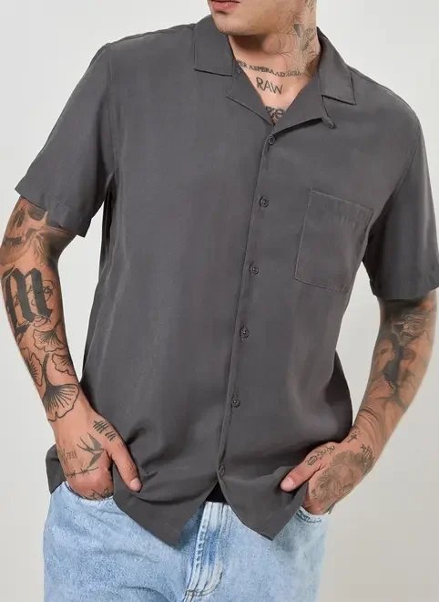 camisa manga curta em tecido encorpado camisa manga curta em tecido encorpado