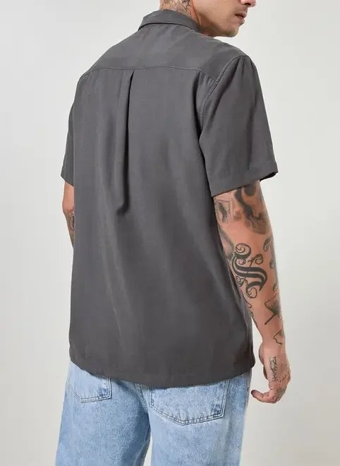 camisa manga curta em tecido encorpado camisa manga curta em tecido encorpado