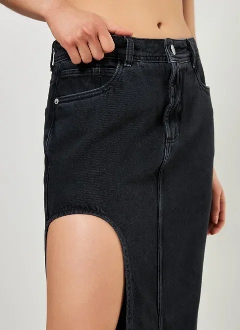saia midi jeans preta com fenda aberta saia midi jeans preta com fenda aberta