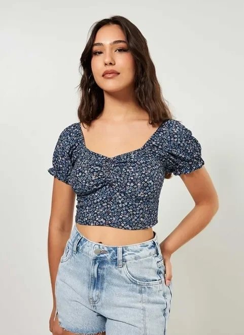 cropped romântico com florzinhas azuis cropped romântico com florzinhas azuis