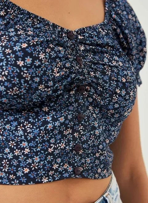 cropped romântico com florzinhas azuis cropped romântico com florzinhas azuis