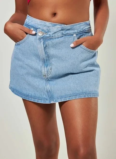 short saia jeans com botão deslocado short saia jeans com botão deslocado