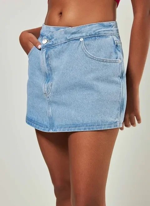 short saia jeans com botão deslocado short saia jeans com botão deslocado