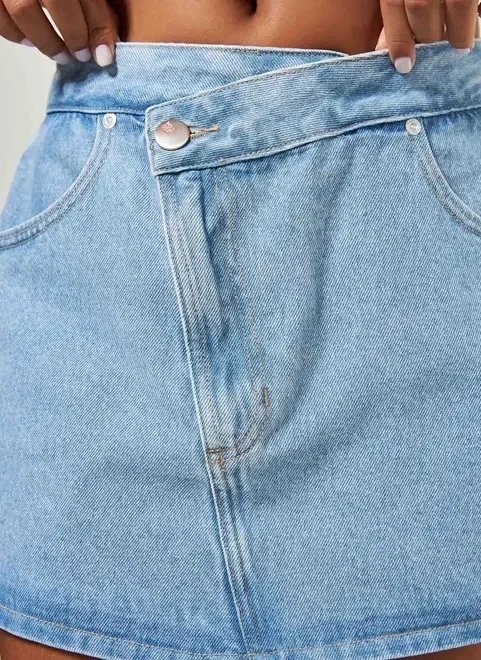 short saia jeans com botão deslocado short saia jeans com botão deslocado