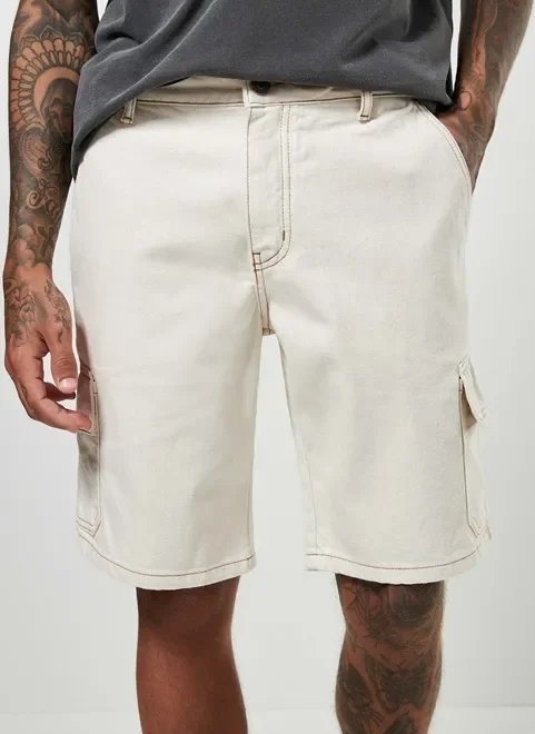bermuda cargo em sarja off-white bermuda cargo em sarja off-white